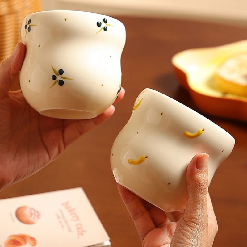 Tea Coffee Utensils - エンボス加工の手持ちコーヒーマグ、高級飲料用具、精巧なラテセラミックマグ、朝食用ミルクカップ、ホリデーギフトティーカップ